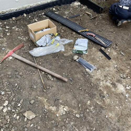 中庭見切りエッジキング施工です