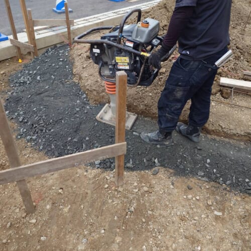 ブロック下地砕石転圧です。