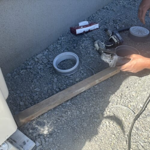 各所マスの高さ調整作業となります。高さを調整しまして仕上がりコンクリートの高さに合わせて参ります。