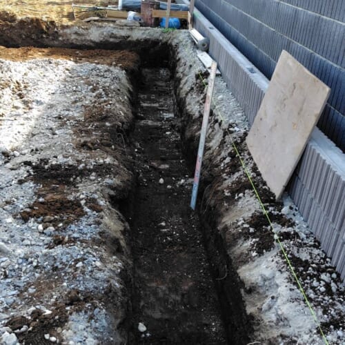 ガレージ基礎の掘削です。