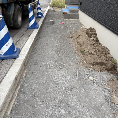 砕石入れ作業です。