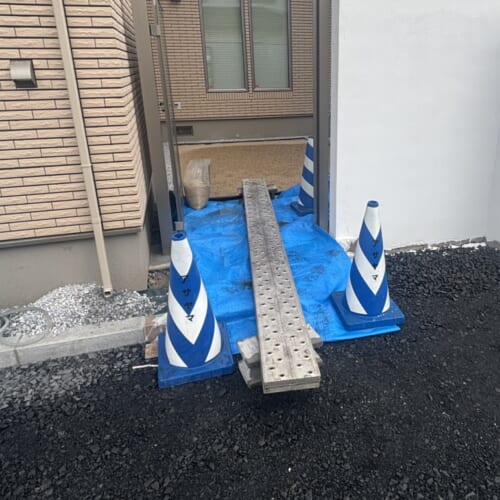 本日は中庭への芝張り作業となります。道板を掛けて中庭への搬入通路を準備して作業開始です。