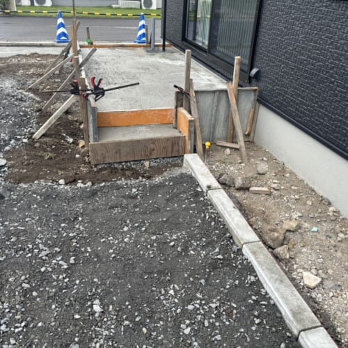 テラスタイルの下地コンクリートの打設後の養生となります。