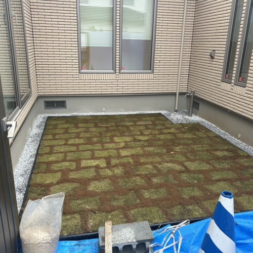 中庭の芝張り作業となります