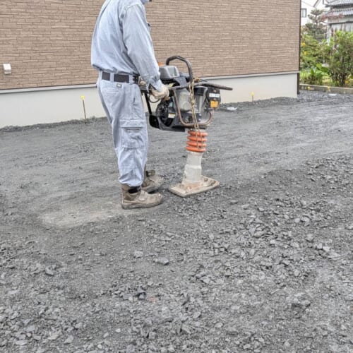 駐車場砕石の転圧です。