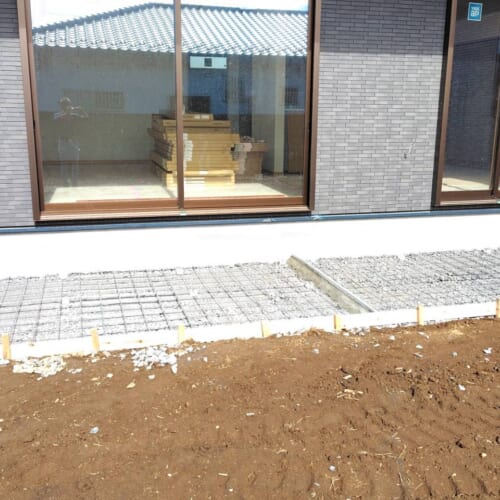 デッキ下地コンクリート<br>伸縮目地、ワイヤーメッシュ敷きです。