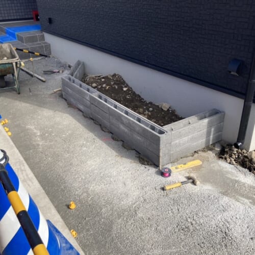 花壇のブロック積みです。