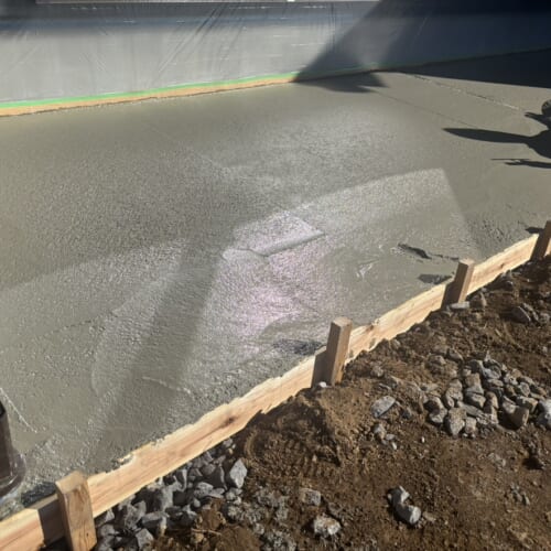 ウッドデッキ部分の下地コンクリートの打設となります。