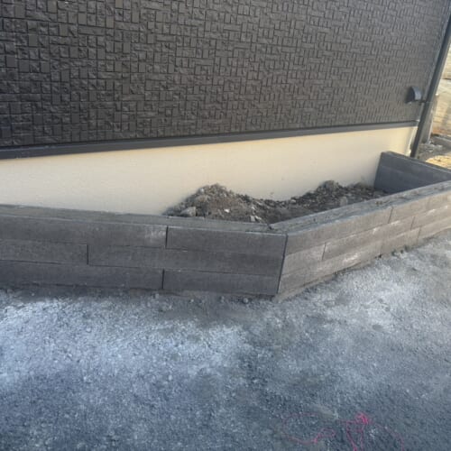 花壇ブロックのモデリートのブロック積み作業となります。