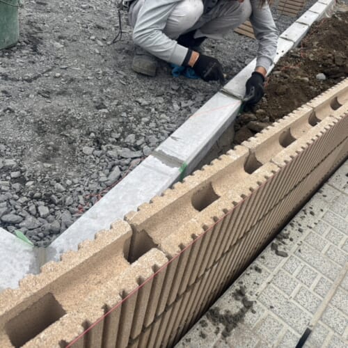 コンクリート縁石の目地入れ作業となります。