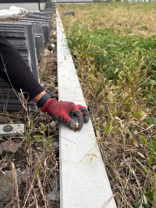 既存基礎の部分へブロック積みの為のアンカーの打ち込み作業となります。