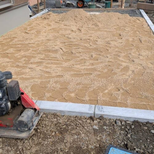 人工芝下地山砂搬入粗均しです。