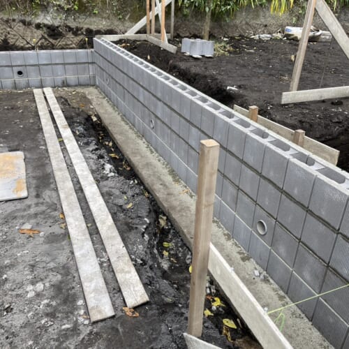 土止めブロック積み作業となります。