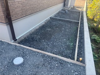 北側コンクリートのエキスパンタイの設置となります。