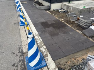 アプローチ部分の平板敷き作業となります。