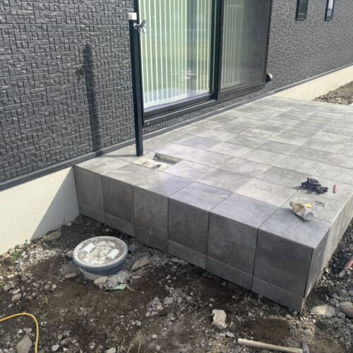 テラスのタイル張り作業となります。