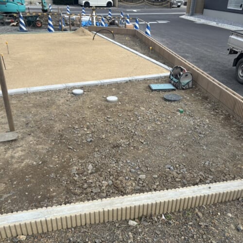 人工芝下地の山砂搬入作業となります。