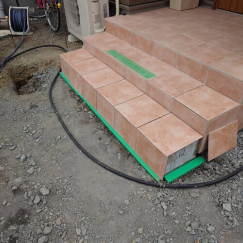 タイル張りです。