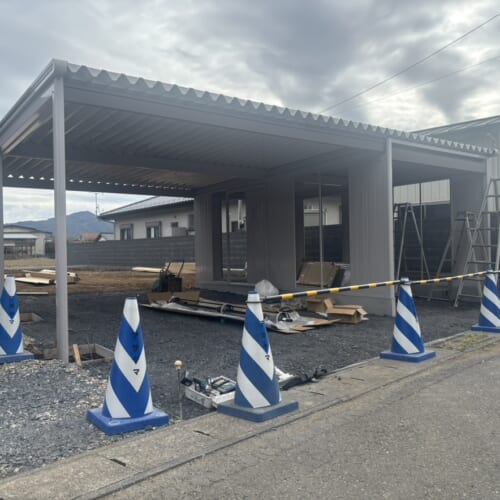 ガレージの組み立て設置作業となります。