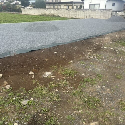 お庭の砕石入れの作業も終わりまして明日からは駐車場部分の掘削作業より工事開始です。