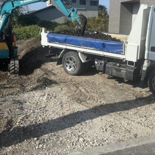 本日より工事着工となります。駐車場部分の掘削作業より作業開始です。