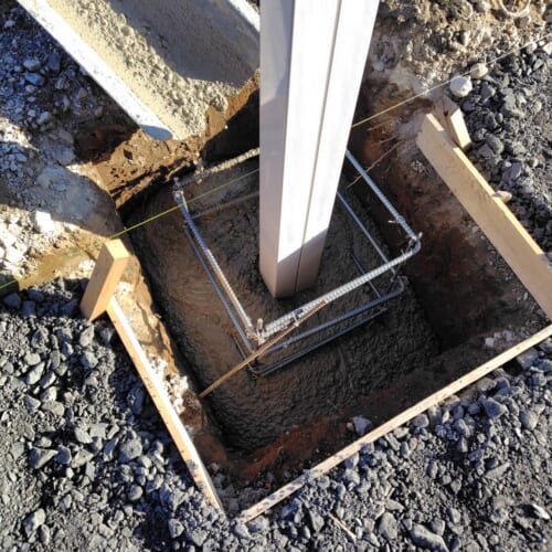 カーポート柱のコンクリート打設です。