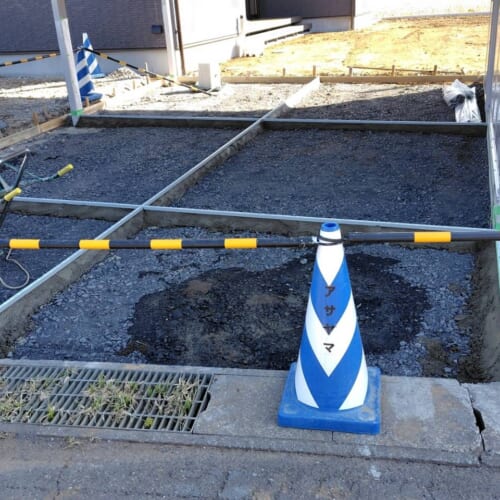 伸縮目地施工です。