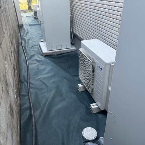 建物廻りの防草シートの敷き込み作業となります。