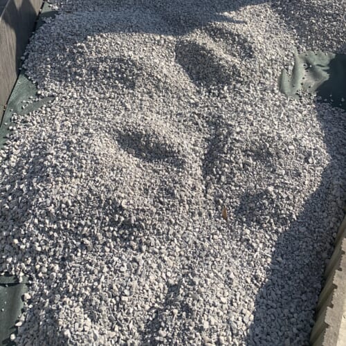 防草シートと6号砕石敷きです。