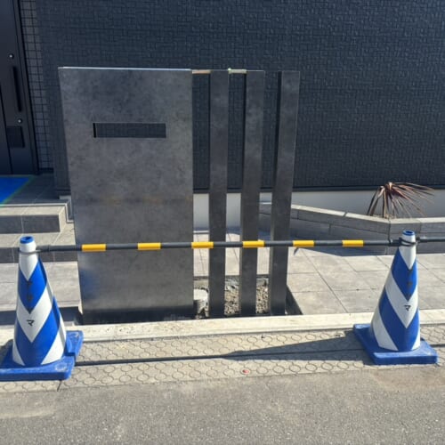 機能門柱・枕木の設置作業となります。