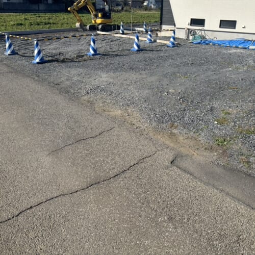 駐車場部分の掘削及び砕石入れとなります。