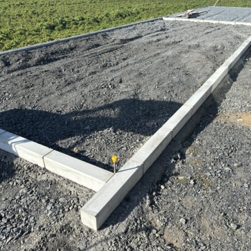 お庭側のコンクリート縁石の敷設作業となります。