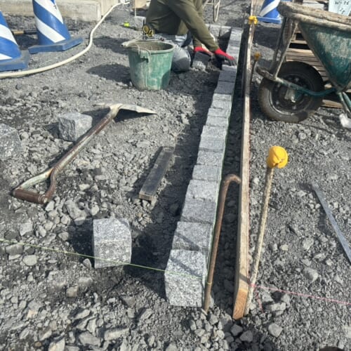 アプローチグラニートの見切りの敷設作業となります。