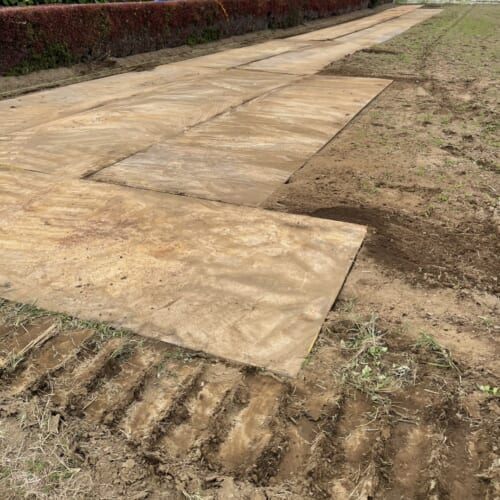 仮設鉄板敷きです。