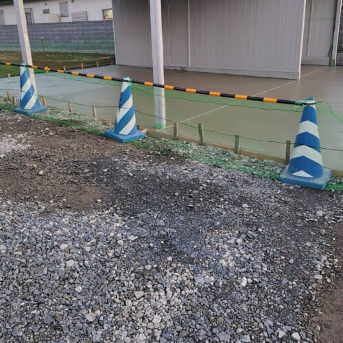 コンクリート打設と獣避けネット張りです。