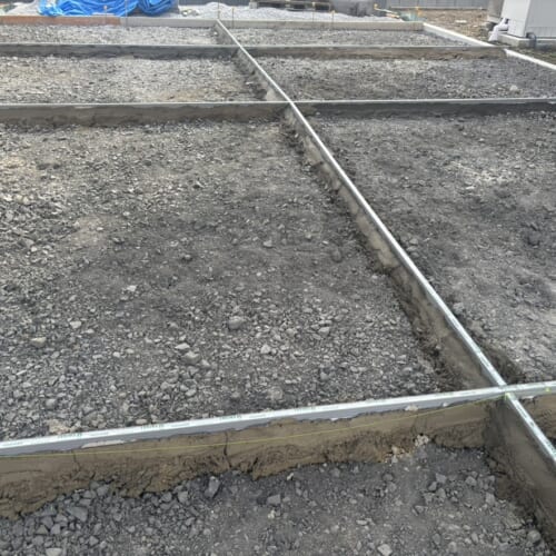 駐車場の見切りのエキスパンタイの設置となります。