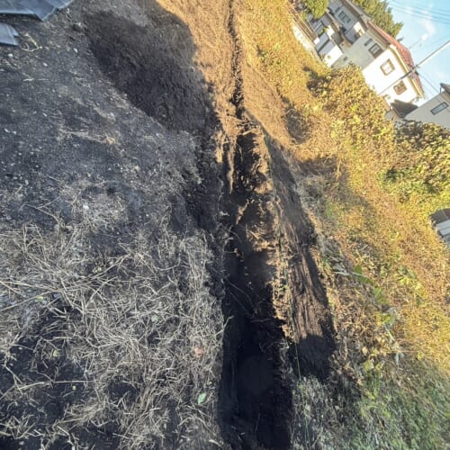 ブロック積み部の残土すきとりです。