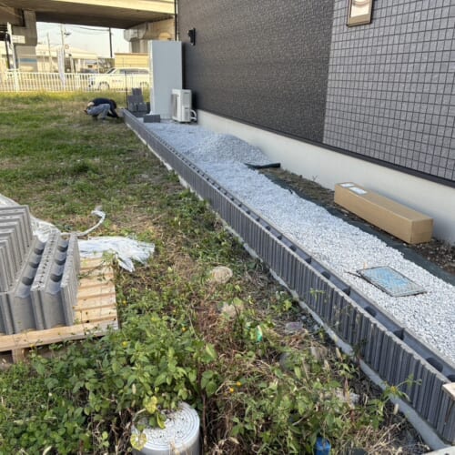 北側の隣地境界ブロック積み作業となります。