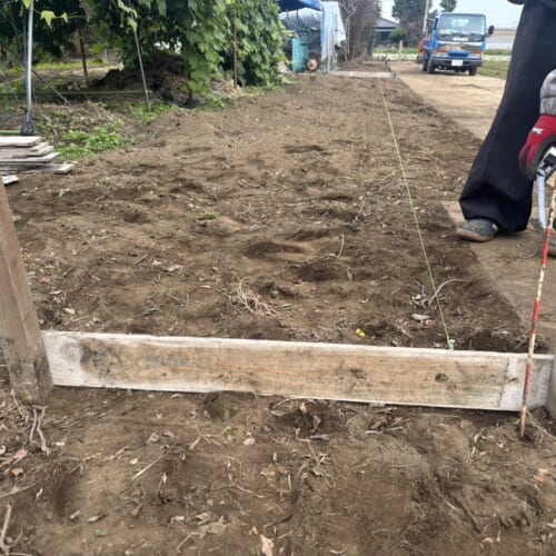 境界基礎工事の為の丁張り掛け作業となります。