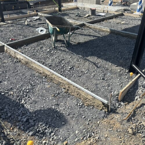 駐車場の見切りのエキスパンタイの設置となります。