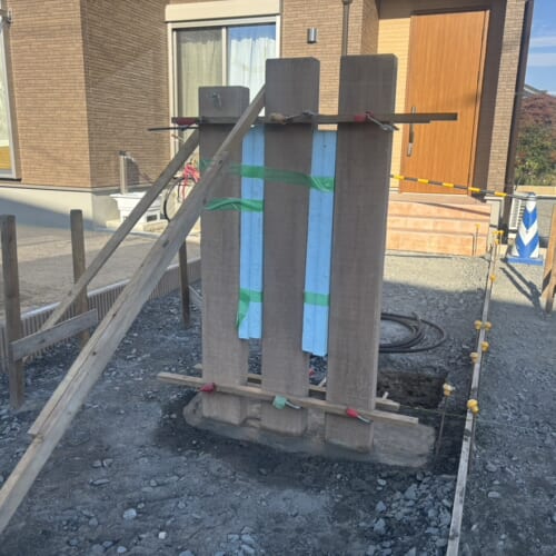 枕木のスリーパーラフト材の設置作業となります。