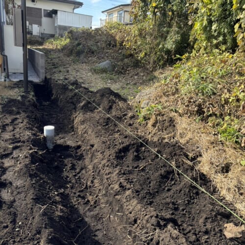 ブロック積み部の残土すきとりです。