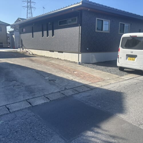 本日は工事着工前のご近隣へのご挨拶にお伺いさせて頂きました。お待たせ致しました外構工事着工となります。