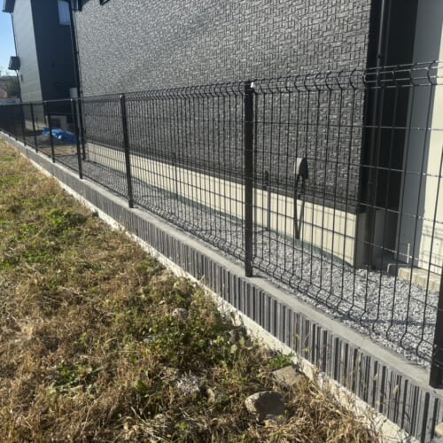 東側の境界フェンスの設置です。