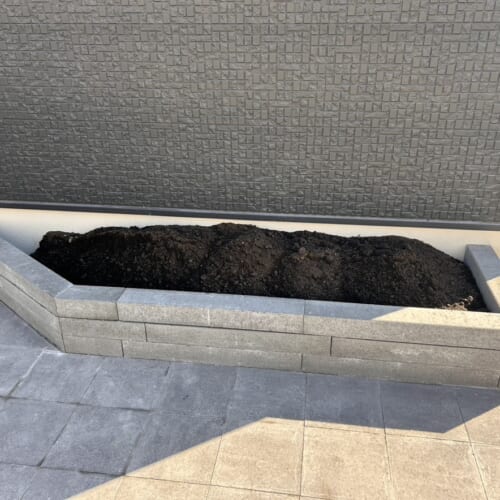 花壇部分への土入れ作業となります。