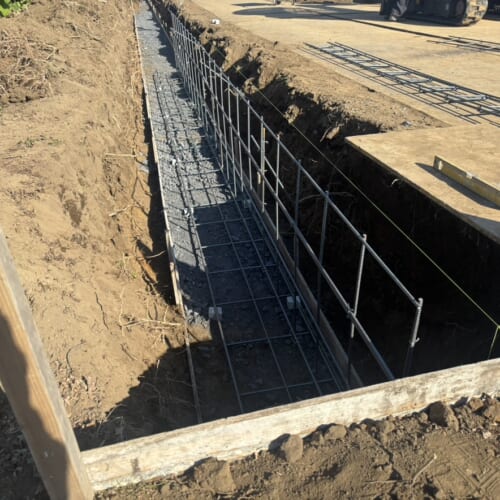 境界基礎の配筋組み作業となります。