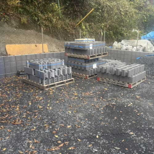 土止めブロックの材料搬入となります。