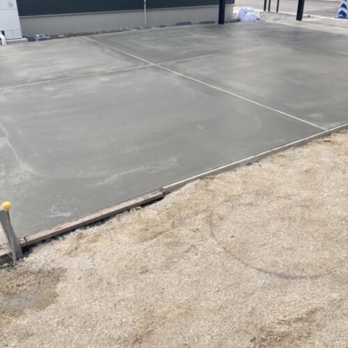 駐車場コンクリートの養生中です。