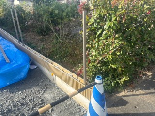 境界側のフェンス柱の建て込み作業となります。