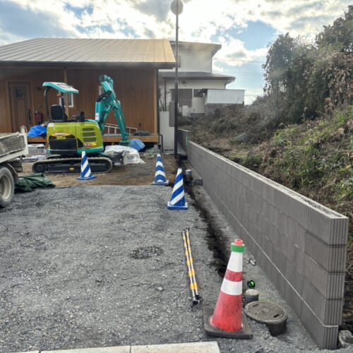 ブロック積みです。